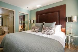 2BR in Blackcomb Greens, Wood Fireplace, Hot Tub Access, Mountain Views, Free Ski Shuttle, Parking
