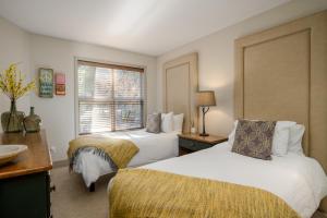 2BR in Blackcomb Greens, Wood Fireplace, Hot Tub Access, Mountain Views, Free Ski Shuttle, Parking