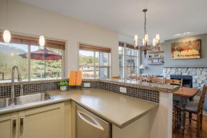 2BR in Blackcomb Greens, Wood Fireplace, Hot Tub Access, Mountain Views, Free Ski Shuttle, Parking