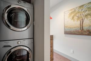 2BR in Blackcomb Greens, Wood Fireplace, Hot Tub Access, Mountain Views, Free Ski Shuttle, Parking