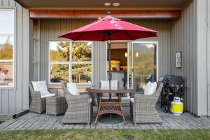 2BR in Blackcomb Greens, Wood Fireplace, Hot Tub Access, Mountain Views, Free Ski Shuttle, Parking