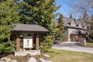 2BR in Blackcomb Greens, Wood Fireplace, Hot Tub Access, Mountain Views, Free Ski Shuttle, Parking