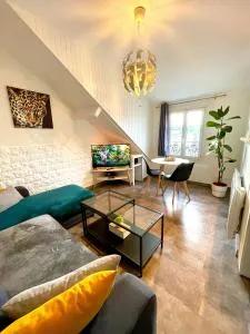 Superbe Appart entier au pied de la Gare RER, à 15 min de Paris & Orly - 维里沙蒂隆