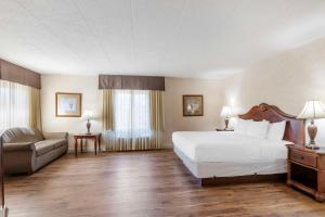 Deluxe Business King Room - Non-Smoking room in Best Western Plus Steeplegate Inn