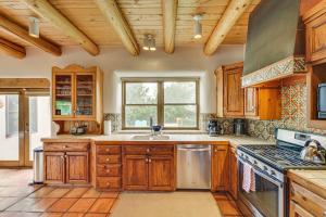 Arroyo Seco Adobe w Hot Tub Near Taos Ski Valley!