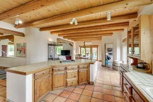Arroyo Seco Adobe w Hot Tub Near Taos Ski Valley!