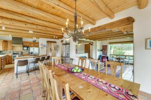 Arroyo Seco Adobe w Hot Tub Near Taos Ski Valley!