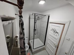 Private room at Ceausescus place in Old City Unirii Square