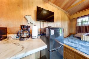 Dog-Friendly Cabin Near Pymatuning Lake!