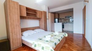 Apartments by the sea Promajna, Makarska - 23184
