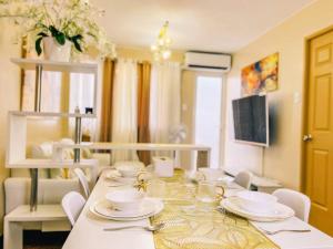 2BR with Balcony Free use Pool, Gym, Bball, Netflix