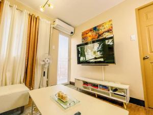 2BR with Balcony Free use Pool, Gym, Bball, Netflix