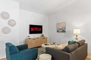 Beach House King Bed Pet Friendly! Fast Wi-Fi Netflix Garage - Crescent City