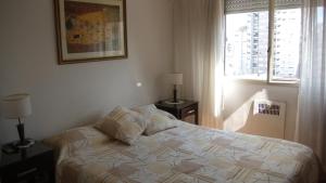 Hosp Italiano cómodo equipado con piano luz y sol Bienvenidos!