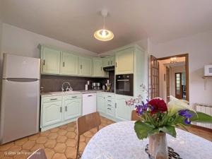 Maisons de vacances Maison conviviale avec grand jardin, equipements complets, proche des randonnees dans le Perche - FR-1-497-205 : photos des chambres