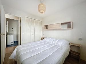 Appartements Appartement a Courseulles-sur-Mer, a 2 min de la plage, balcon sud, parking, tout equipe - FR-1-746-23 : photos des chambres