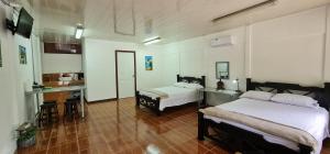 Sleep&Go! Cabina Cuadruple en Siquirres Centro - and rafting tour!