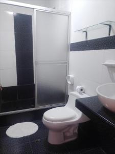 301 RV APARTMENTS IQUITOS PERU-Apartamento tercer pico con balcón hacia piscina