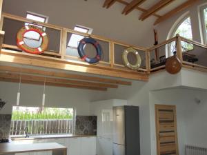 Jeziorosfera. Stodoła przy wodzie.