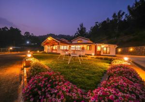 Lauriston Ooty Town Heritage Bungalow by VOYE HOMES