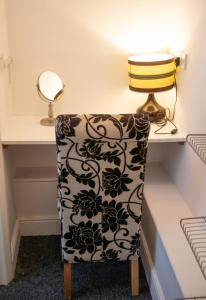 City center ground floor flat with patio &parking