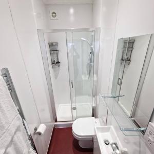 Budget studio apartment ensuite shower & parking