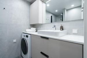 Dream Stay - Modern Design Apartments with Balcony & Free parking