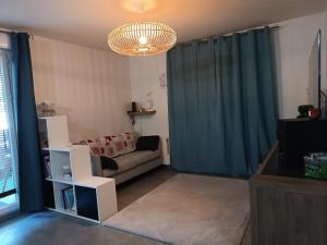 Sejours chez l'habitant Appartement entier Cozy Rdj chambre double proche stade OL, Eurexpo, Aeroport StExupery : Chambre Double - Accessible aux Personnes à Mobilité Réduite