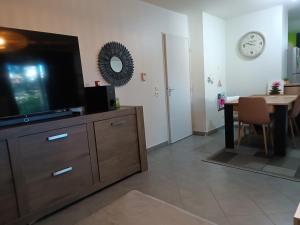 Sejours chez l'habitant Appartement entier Cozy Rdj Parking gratuit, proche tramway, stade OL, ARENA, Eurexpo, Aeroport StExupery, Gare TGV Lyon Partdieu : photos des chambres