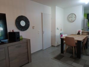 Sejours chez l'habitant Appartement entier Cozy Rdj Parking gratuit, proche tramway, stade OL, ARENA, Eurexpo, Aeroport StExupery, Gare TGV Lyon Partdieu : photos des chambres