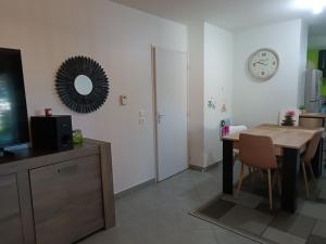 Sejours chez l'habitant Appartement entier Cozy Rdj chambre double proche stade OL, Eurexpo, Aeroport StExupery : Chambre Double - Accessible aux Personnes à Mobilité Réduite