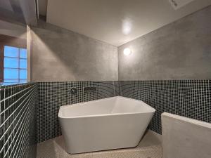 源泉かけ流しの一棟貸し温泉宿The Bath & Bed Dogo