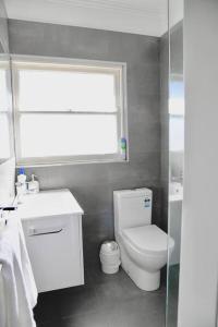 Cosy Modern 2 Bedroom Apartment with Free Parking