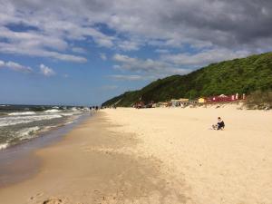 HolidayHomePL Apartament dwupoziomowy przy plaży z 2 balkonami, 2 łazienkami