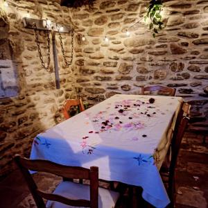 Maisons de vacances Mes Maisons Gardoises, Two Gites sleeping 13 with Two Private pools, Kids Room, Laundry, Disco, free WiFi, Linen and Dog's are Welcome : photos des chambres