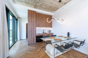 Panoramic View 1 BD Apartment by Domvia