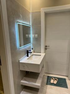 Elegant Apartment in Al-Narjis شقة أنيقة بثلاث غرف وصالة تسجيل ذاتي