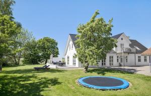 6 Bedroom Stunning Home In Højer