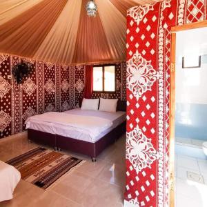 WADI RUM-Bedouin Tents and Jeep Tours