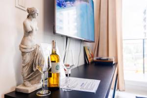 Luxury Apartment With Spa Bath- City Centre, Free Parking by StayNest