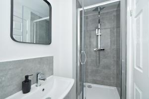 Sapphire Apartments by YourStays - Luxury 2 Bedroom Apartments in Crewe