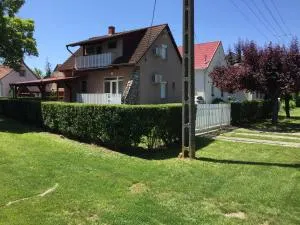 Lomb Nyaraló - Matty