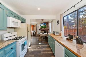 Wolfs Chalet Summit Hot Tub Pet Friendly