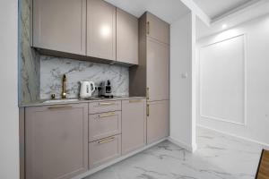 Warsaw Centrum Apartment - Workspace, Balcony - by Rentujemy