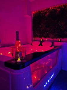 Love room: Aux plaisirs des sens jacuzzi privé - 3hvězdičkové hotely ve městě Barr