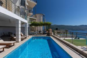 Private swimming pool three-story apartment with a superb view