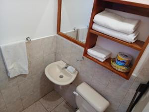 Teresitas House Suites con cocina privada , ideal para parejas, AC, wifi agua caliente, cerca del aeropuerto, a pocos pasos del malecón San Cristóbal
