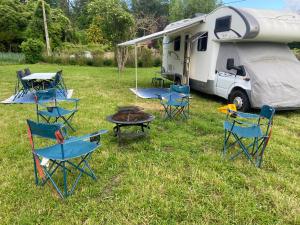 Camping-car au Charme de la Forêt avec jardin Accès à pied Circuit des 25 Bosses
