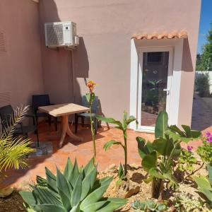 Budget Triple Room room in Casa Rosa Montes