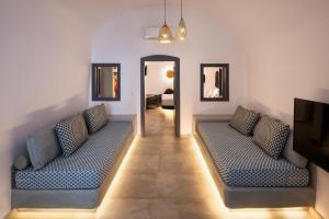 Elia 2 bedroom cavehouse with indoor jacuzzi